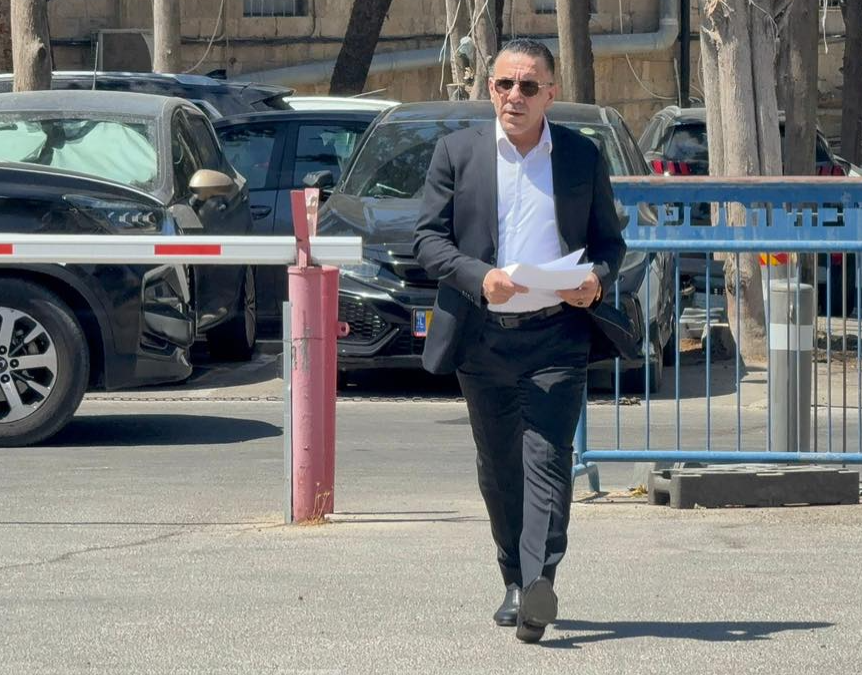 تأجيل جديد بذريعة “قرارات عسكرية” وسط استمرار القيود المشددة على حركة محافظ القدس منذ عام 2018