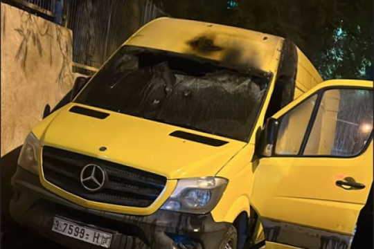 تصعيد ليلي بالضفة: إحراق عيادة في برقا وإصابات برصاص الاحتلال واعتداءات على طفل