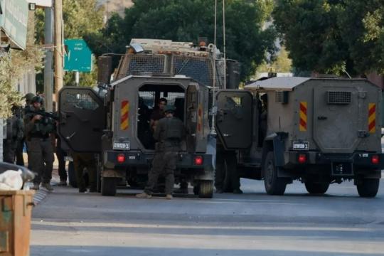 إصابات واعتقالات وإغلاقات واسعة خلال اقتحامات واعتداءات للاحتلال في الضفة الغربية