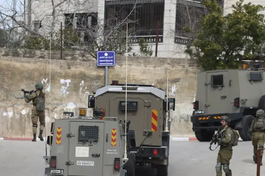 الجيش الإسرائيلي يعتقل 4 فلسطينيين في اقتحامات بالضفة والمستوطنون يواصلون اعتداءاتهم