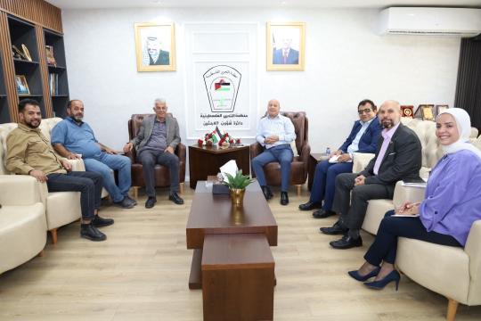 وفد من مخيم عايدة يطلع رئيس دائرة شؤون اللاجئين على أوضاع المخيم