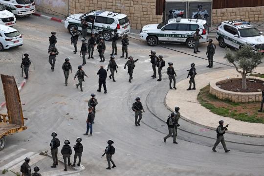 بلدية الاحتلال توزع إخطارات هدم في جبل المكبر وتشدد إجراءاتها العسكرية عند مدخل كفر عقب