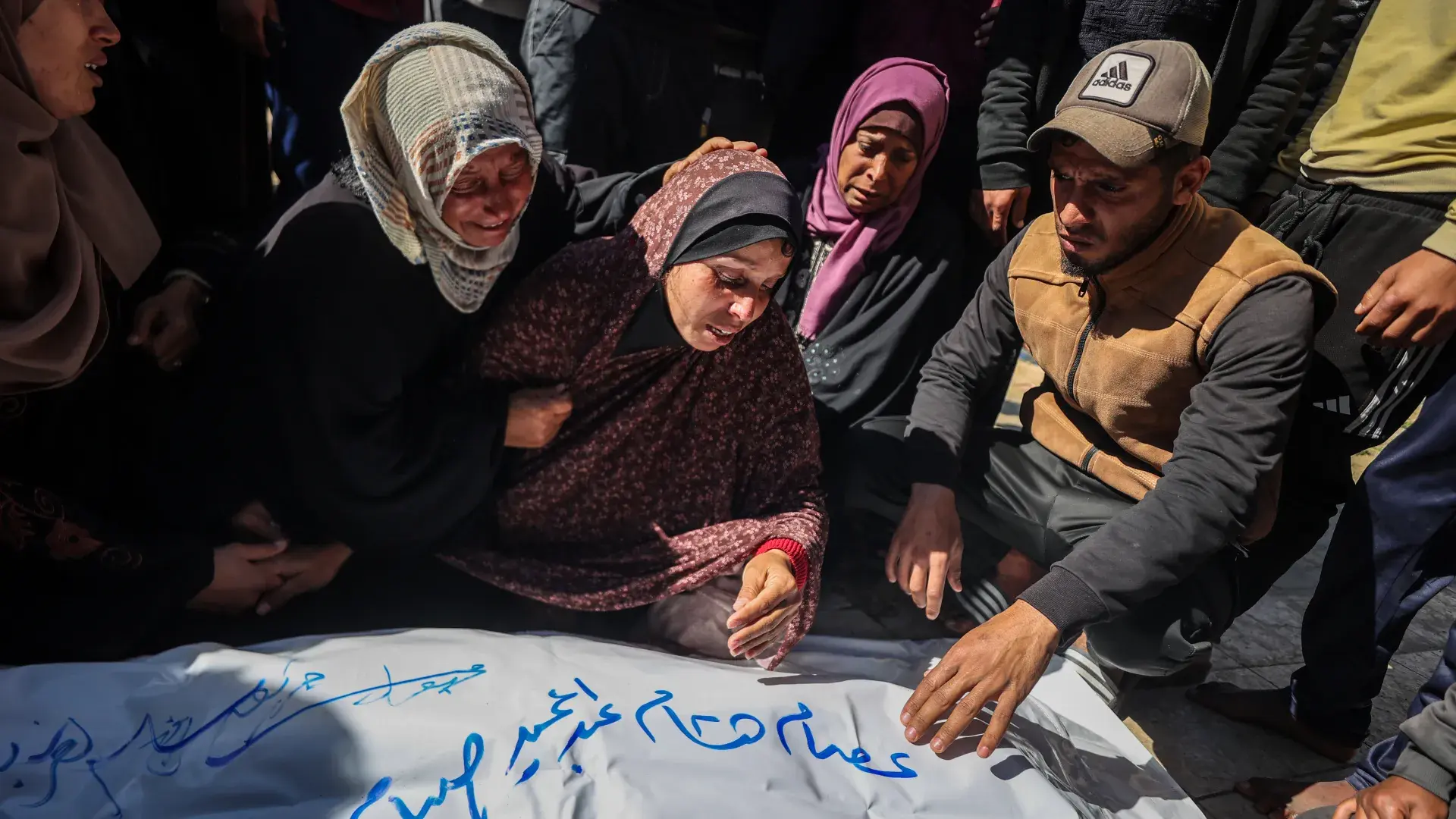 شهيدان و9 إصابات خلال 24 ساعة.. ووفاة رضيع بسبب البرد ترفع ضحايا الشتاء إلى 11 طفلًا