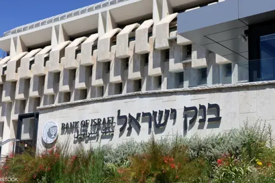 بنك إسرائيل يُبقي الفائدة عند 4% وسط مخاوف أمنية وانتقادات من سموتريتش
