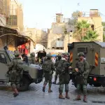 الاحتلال يعتقل مسنًا وسيدة وأربعة أطفال في محافظة الخليل