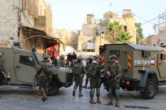 الاحتلال يعتقل مسنًا وسيدة وأربعة أطفال في محافظة الخليل