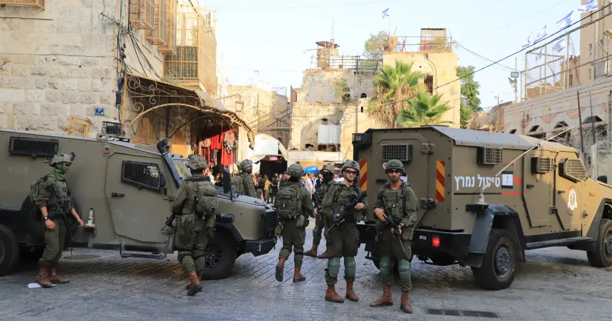 اعتداءات للمستوطنين واقتحامات عسكرية تطال يطا وبيت أمر