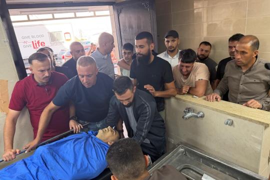 استشهاد فلسطيني وإصابة 16 آخرين في هجوم على قاطفي الزيتون قرب نابلس