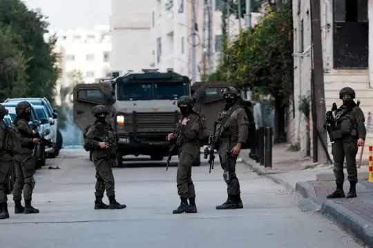 اعتداءات واعتقالات واقتحامات في عدة محافظات بالضفة الغربية