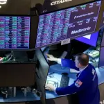 وول ستريت ترتفع وسط ترقب لخطوة ترمب المقبلة تجاه إيران