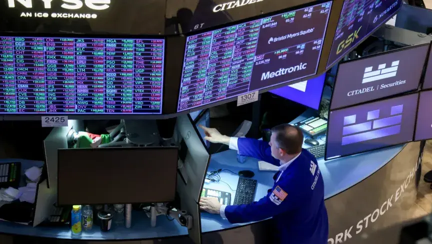 مؤشرات السوق تتفاعل مع إشارات الرئيس الأميركي حول محادثات محتملة لفتح مضيق هرمز وإنهاء الصراع