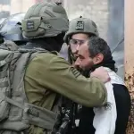 الجيش الإسرائيلي يعتقل شابين فلسطينيين وينكل بآخرين خلال اقتحامات في الضفة الغربية