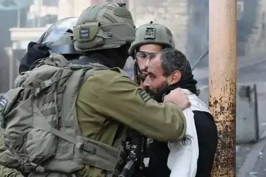 الجيش الإسرائيلي يعتقل شابين فلسطينيين وينكل بآخرين خلال اقتحامات في الضفة الغربية