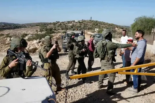 تصعيد ميداني في الضفة: هجمات مستوطنين وإغلاقات واقتحامات متواصلة