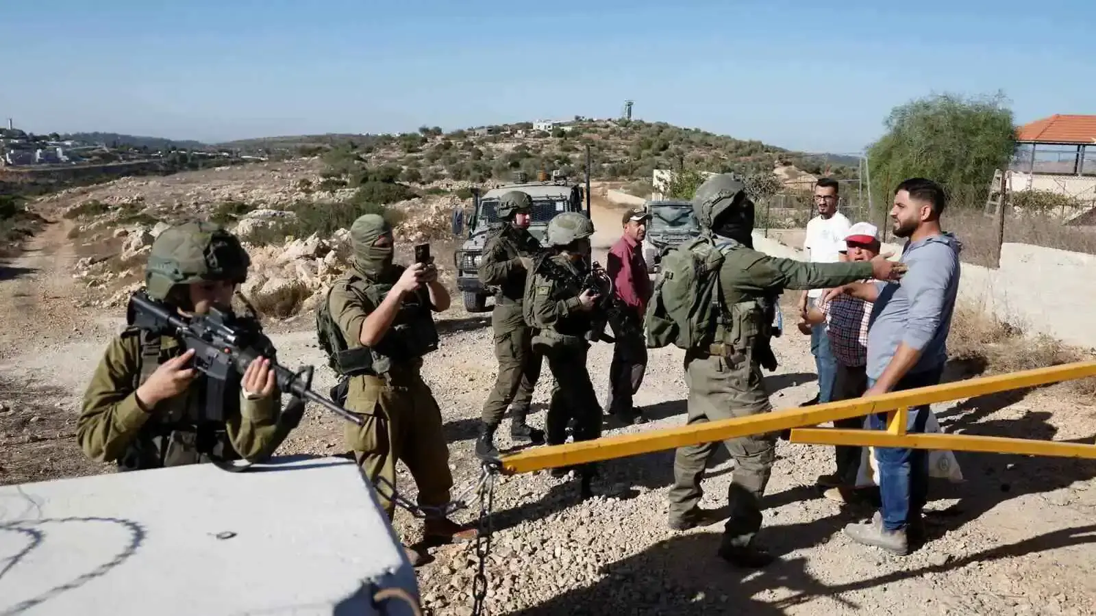 إصابة شاب برصاص الاحتلال في رام الله وإغلاق مداخل قرى جنوب نابلس