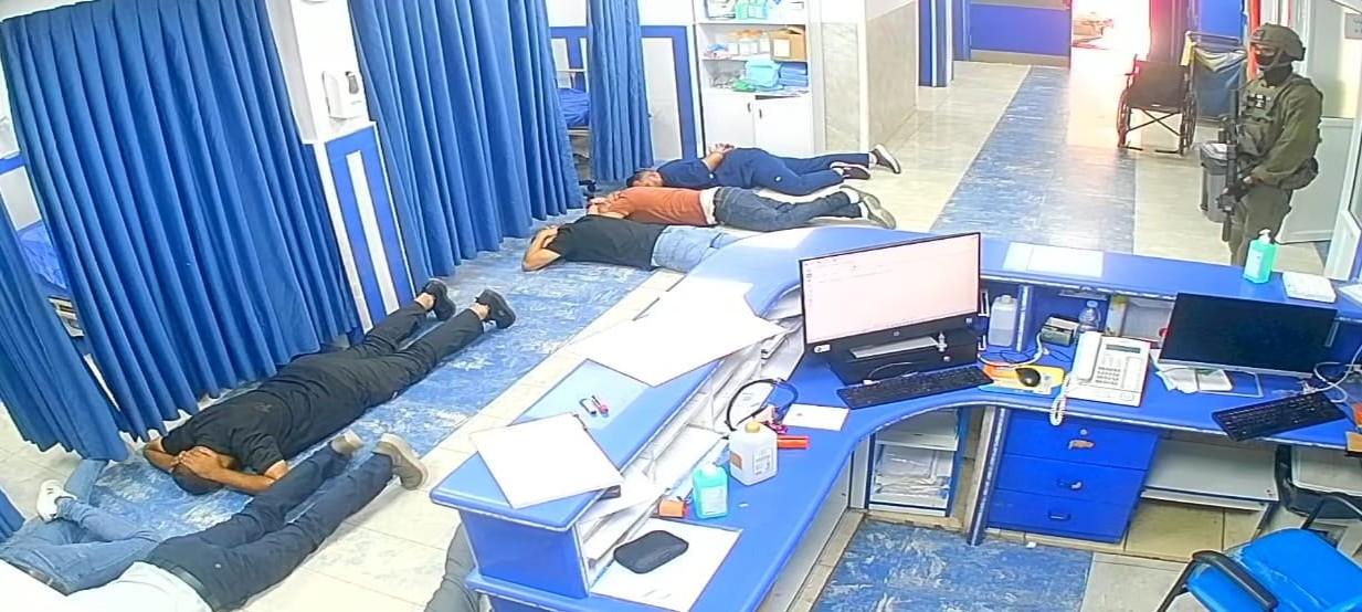 الاحتلال يداهم قسم الطوارئ ويعتدي على الطواقم الطبية ويستولي على تسجيلات كاميرات المراقبة