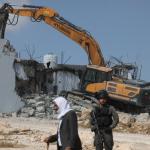 الاحتلال يهدم منشأة تجارية ويصدر إخطار إزالة في القدس ويقتحم بلدة قطنة