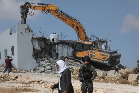 الاحتلال يهدم منشأة تجارية ويصدر إخطار إزالة في القدس ويقتحم بلدة قطنة