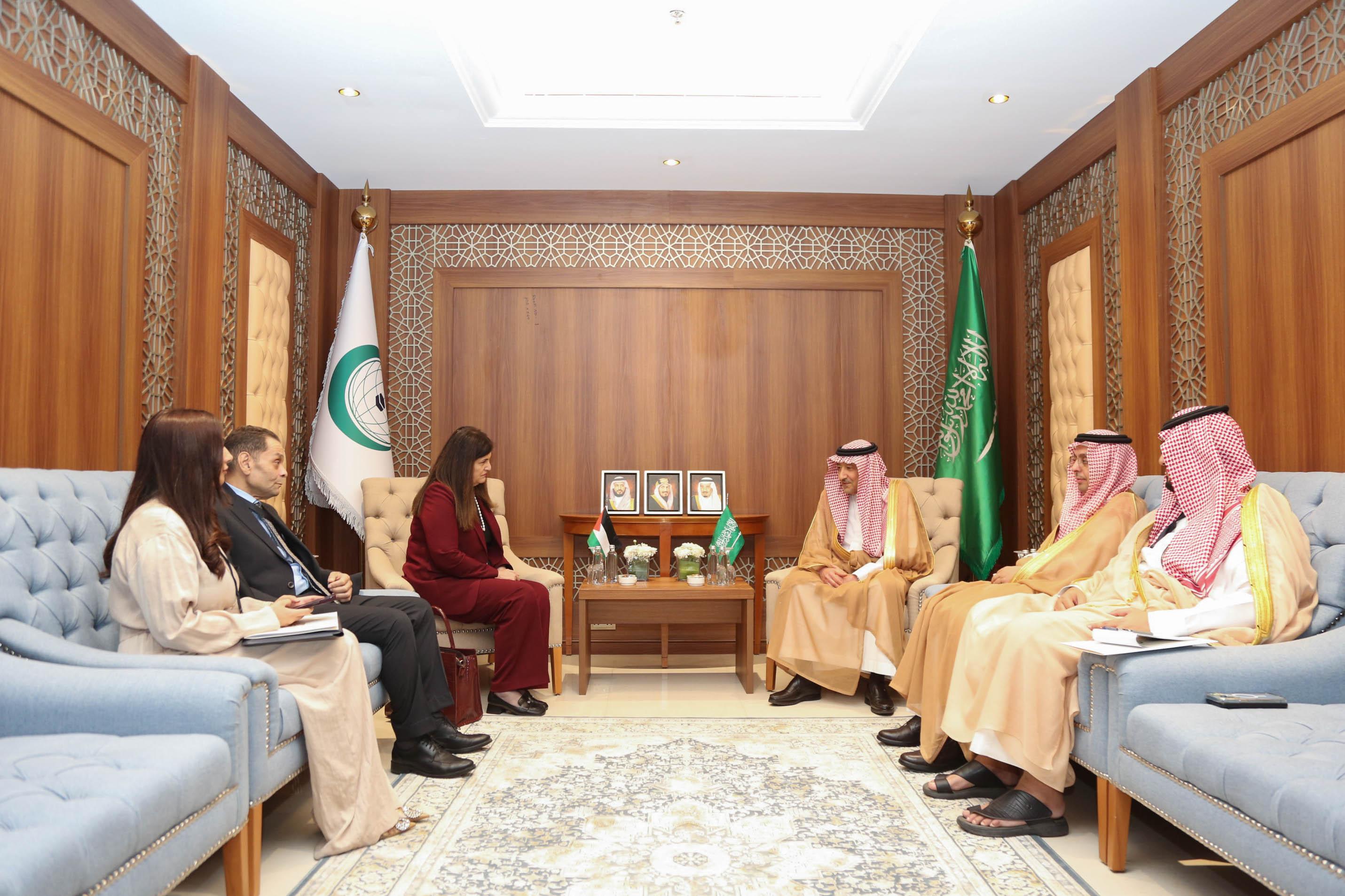 بحث التعاون المشترك لضمان حقوق الفلسطينيين وتدفق المساعدات الإنسانية في غزة