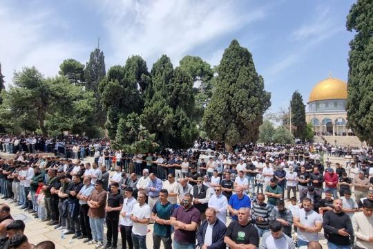 75 ألف مصلٍّ يؤدون صلاة الجمعة في المسجد الأقصى وسط قيود إسرائيلية على الوصول