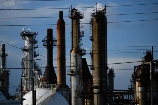 النفط يرتفع وسط مخاوف من تصعيد عسكري أميركي ضد إيران وعاصفة شتوية في أميركا