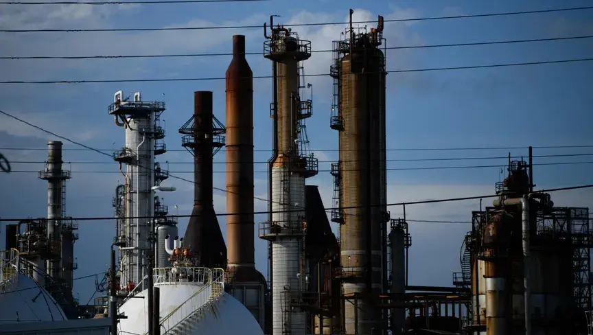 تهديدات ترمب وتحركات عسكرية تعيد علاوة المخاطر الجيوسياسية إلى أسعار الخام