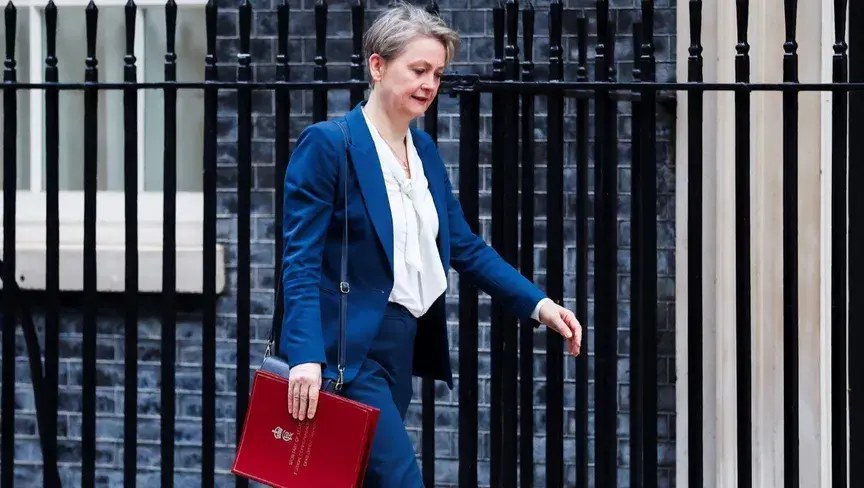 إيفيت كوبر تؤكد أن لندن قلقة من دور بوتين في المبادرة التي تهدف إلى حل النزاعات العالمية