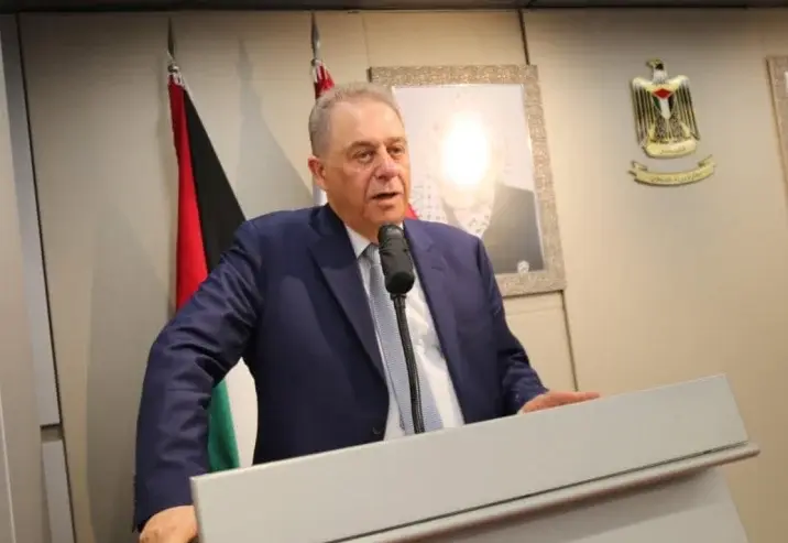القرار يأتي على خلفية ملاحقات قضائية من السلطة الفلسطينية بتهم فساد واختلاس، فيما ينفي دبور الاتهامات.