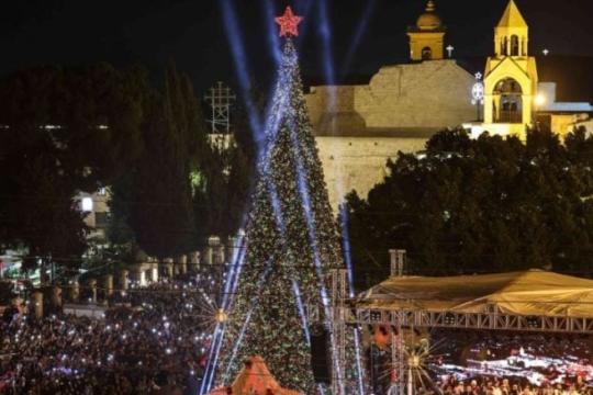 انطلاق أعياد الميلاد في بيت لحم بإضاءة شجرة المهد وسط حضور رسمي وجماهيري