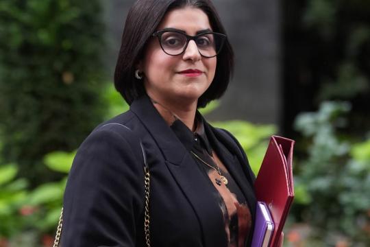 بريطانيا تعيد فتح مسار لإعادة توطين اللاجئين مع أولوية للنساء الأفغانيات والفلسطينيين