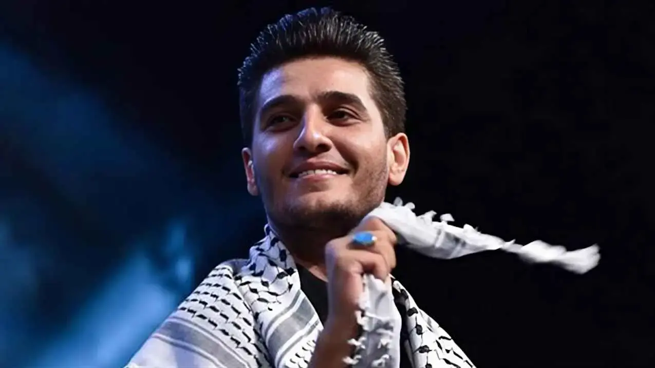 الفنان الفلسطيني أعلن إنهاء جولته بسبب «خلافات تنظيمية».. وظهوره بالعلم والكوفية وتصريحاته عن هويته الفلسطينية أثارا تفاعلًا واسعًا