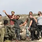 إصابة 4 فلسطينيين بينهم مسعف بهجوم للمستوطنين شرق رام الله