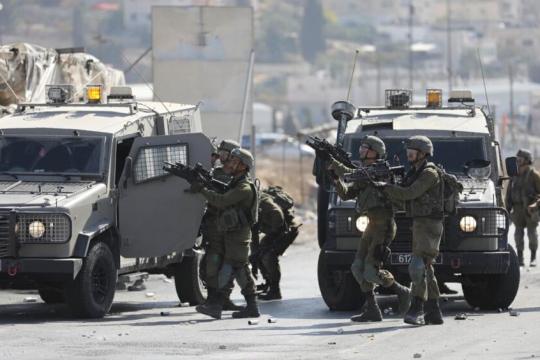 قوات الاحتلال تقتحم كفر عقب شمال القدس وتطلق قنابل الغاز والصوت