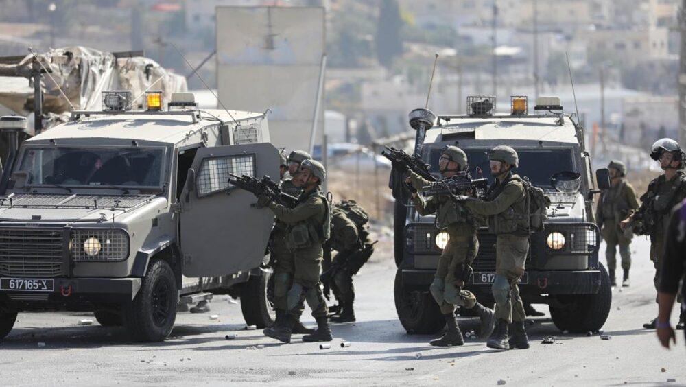 قوات الاحتلال تقتحم كفر عقب شمال القدس وتطلق قنابل الغاز والصوت