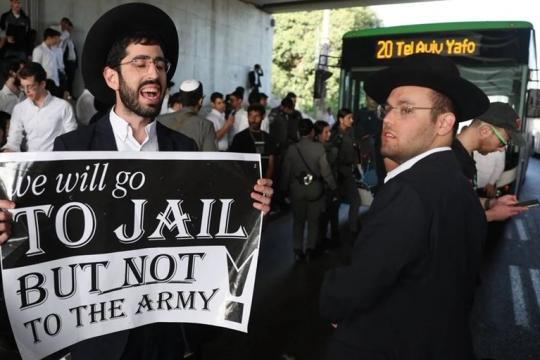 تصعيد غير مسبوق: حريديم يقتحمون منزل قائد الشرطة العسكرية في عسقلان