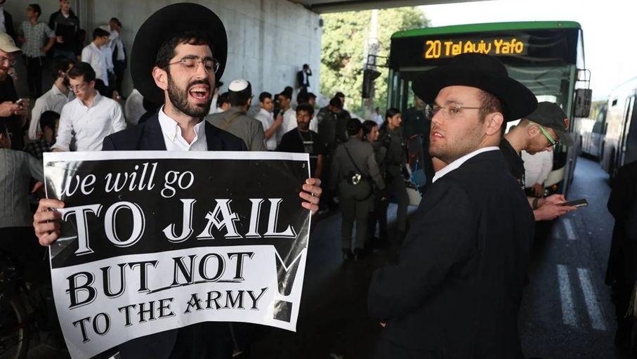 احتجاجات ضد التجنيد تتحول إلى مواجهة مباشرة مع الأجهزة الأمنية وإدانة رسمية من نتنياهو وكاتس