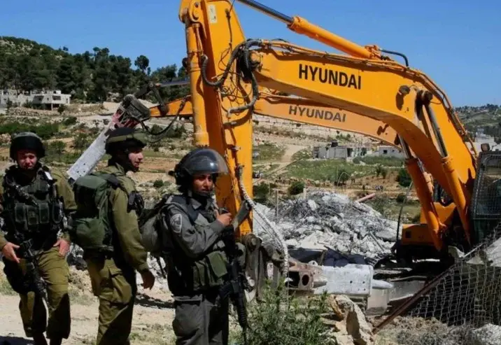 مستوطنون يعتدون على مواطن ونجله في الأغوار الشمالية والاحتلال يواصل التصعيد بهدم غرفة زراعية ونصب حواجز غرب بيت لحم