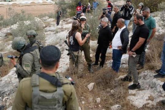 «بتسيلم» تحذر من تهجير عائلتين فلسطينيتين والاستيلاء على منزليهما في قصرة