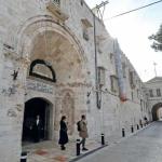 مستوطن ينتهك حرمة دير الأرمن في القدس المحتلة