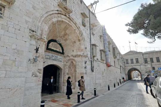 مستوطن ينتهك حرمة دير الأرمن في القدس المحتلة