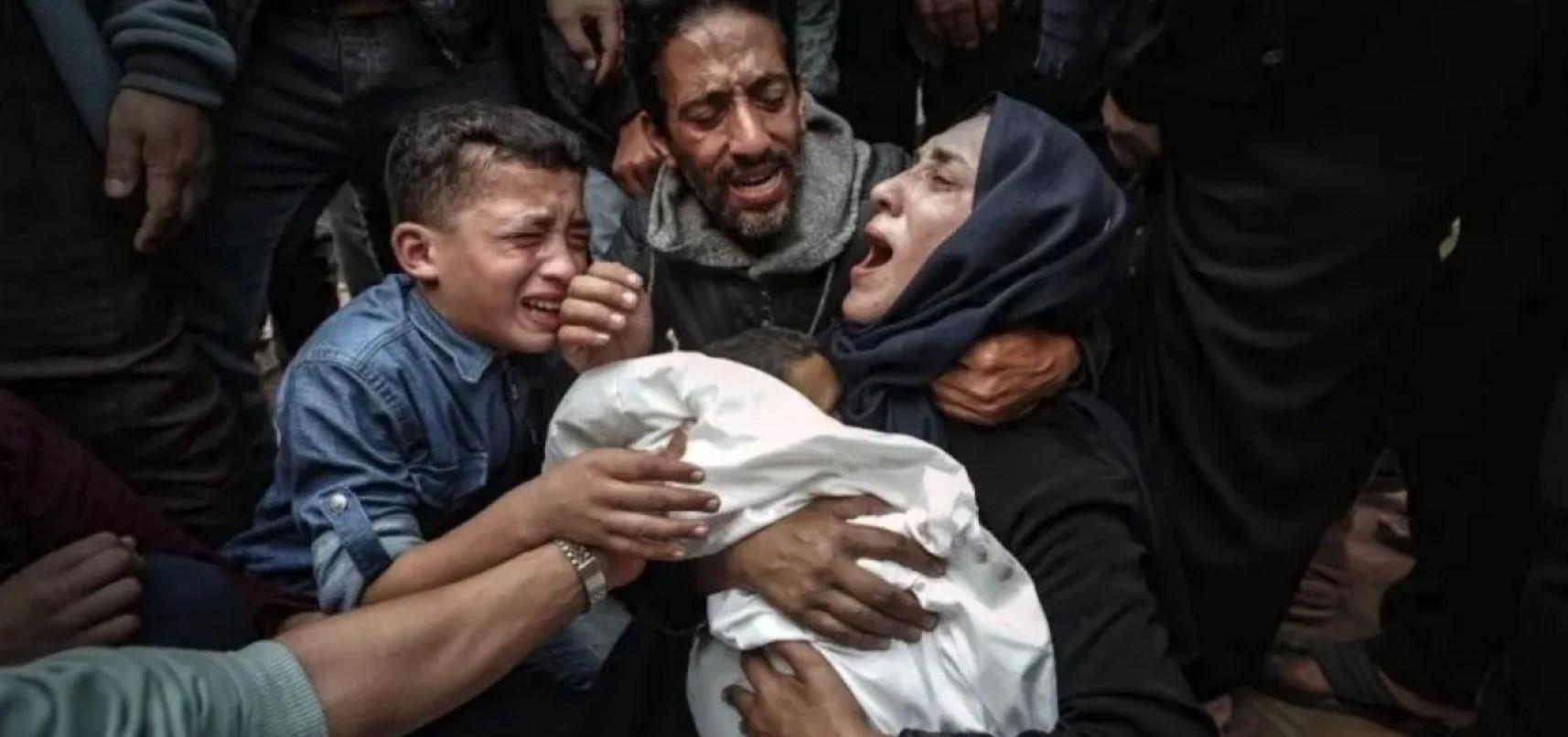 المصادر الطبية: معظم الضحايا من الأطفال والنساء واستمرار عمليات الانتشال رغم صعوبة الوصول للأنقاض