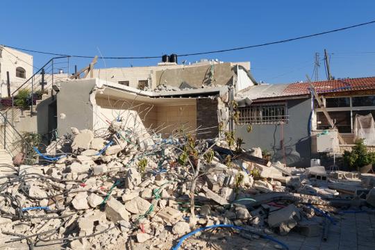 الاحتلال يجبر عائلة فلسطينية على هدم منزلها ذاتيًا في مخيم شعفاط بالقدس