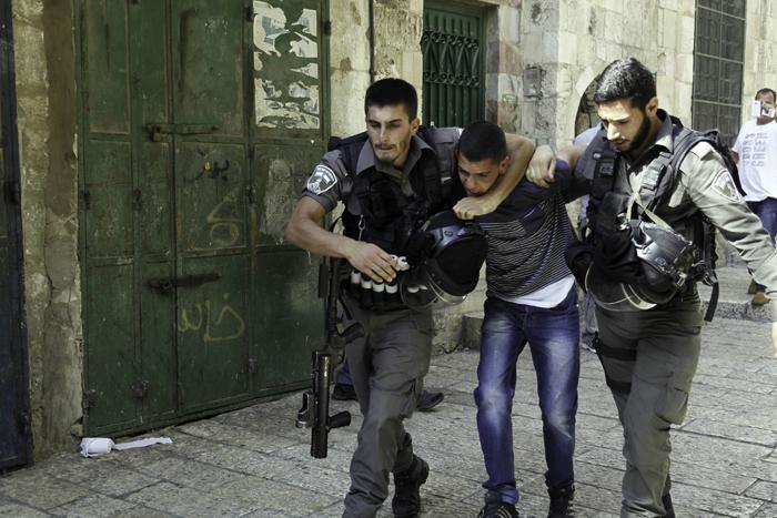 اعتقال 15 فلسطينياً بينهم صحفي وإغلاق مداخل مادما وتحطيم مركبة خلال مداهمات طالت عدة مناطق بالضفة الغربية