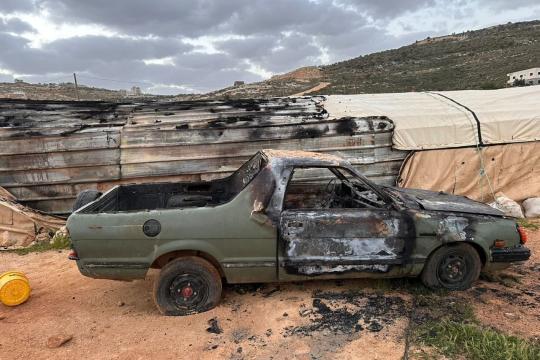 مستوطنون يحرقون منزلاً وخيمتين و3 مركبات في اللبن الشرقية