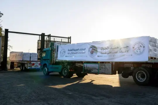 الإمارات تدخل 15 شاحنة مساعدات إلى غزة ضمن “جسر حميد الجوي” و”الفارس الشهم 3”