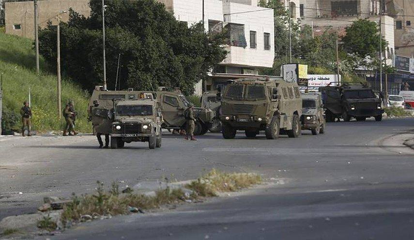 قوات الاحتلال تحول منزلاً إلى مركز تحقيق ميداني وتواصل مداهمة منازل المواطنين في البلدة