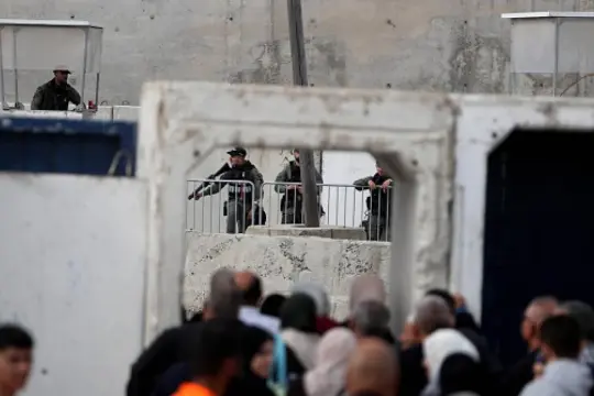 الاحتلال يسلّم قرارات إبعاد جديدة بحق مقدسيين عن المسجد الأقصى