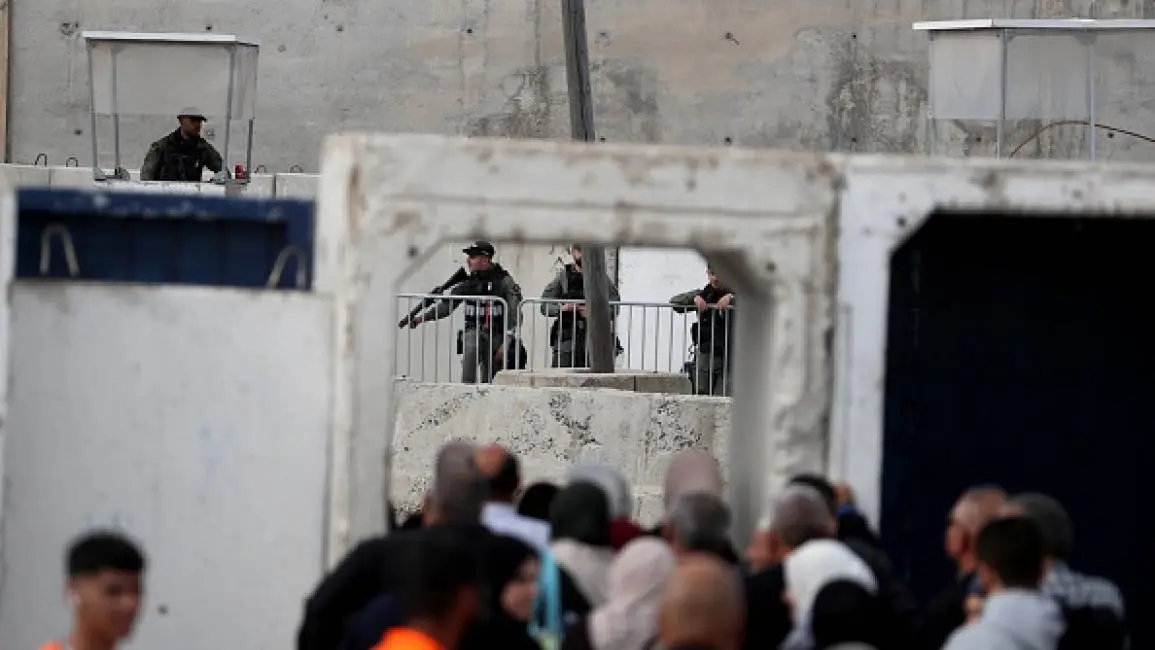 إبعاد قاضي القدس الشرعي ومعتقلين سابقين ضمن سياسة ممنهجة لتفريغ الأقصى قبيل رمضان