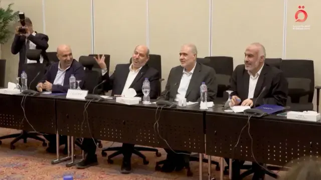 لقاءات مع الوسطاء لمناقشة خريطة الطريق الجديدة وسط خلافات بشأن ملف السلاح والإدارة المدنية لقطاع غزة