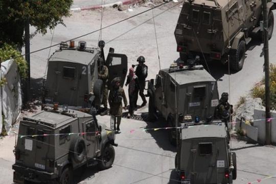 الاحتلال يقتحم قلقيلية ويعتقل شابًا ويشدد إجراءاته العسكرية في بلدات المحافظة